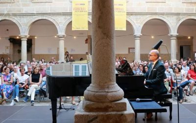 Alejo Amoedo emociona al público en el ciclo solidario Verbenas na Caridade con un recorrido por la música de salón gallega