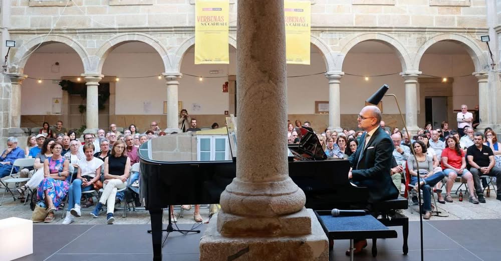 Alejo Amoedo emociona al público en el ciclo solidario Verbenas na Caridade con un recorrido por la música de salón gallega